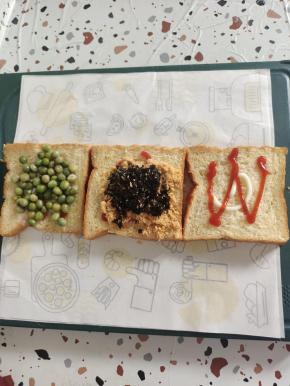 其中两片吐司片上分别放入煮熟的青豆，肉松和海苔碎！