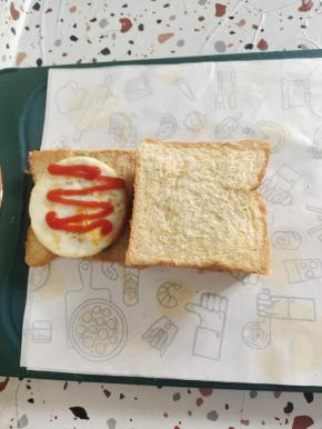 把第三片吐司片盖在第二片吐司片上！