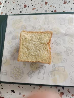 再叠放在第一片吐司片上！