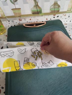 左边扶住，右手把多余的位置给它对折下去！左边再去给它对折！