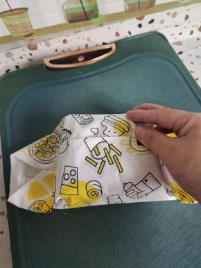 捏住中间，两边对折，左边一滑，右边给它对折，一定要捏紧哦！这样包出来更紧实！【小技巧是大拇指向前提，提的目的是让食材更好的贴合！】