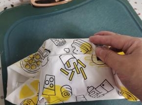 捏住中间，两边对折，左边一滑，右边给它对折，一定要捏紧哦！这样包出来更紧实！【小技巧是大拇指向前提，提的目的是让食材更好的贴合！】