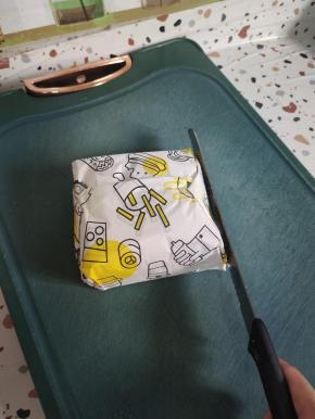 用面包刀把四周拍打一下！