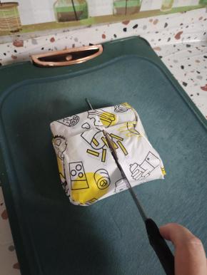 用面包刀从中间切开！