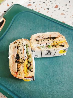 撒上适量的黑芝麻点缀一下即可！