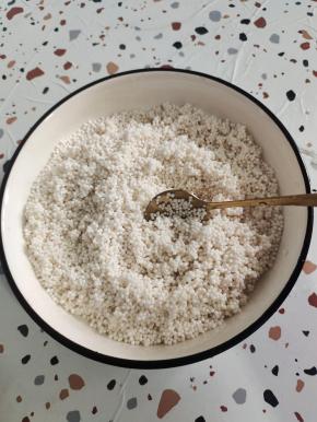 加入适量的食用油，给他搅拌均匀！