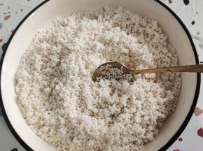 加入适量的食用油，给他搅拌均匀！