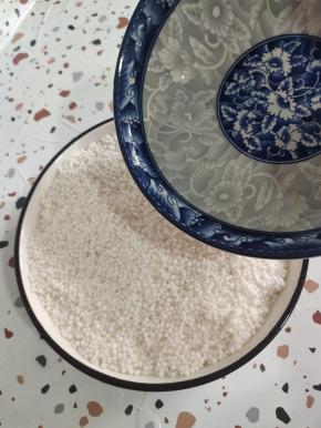 然后将表面抹平，倒入刚刚没过西米的清水！