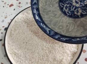 然后将表面抹平，倒入刚刚没过西米的清水！