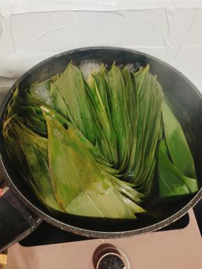 锅里加入适量的清水，放入一勺盐，再放入粽叶，煮开之后再煮十分钟！