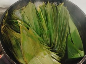 锅里加入适量的清水，放入一勺盐，再放入粽叶，煮开之后再煮十分钟！