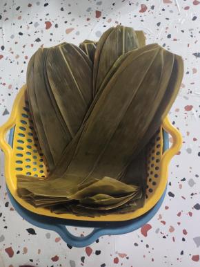 清洗干净，剪掉粽叶两头的部分，控干水分备用！