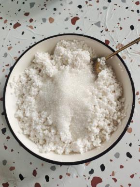 取三份之一的量放入另一个碗中，剩下的加入3大勺白糖！