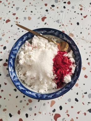 刚刚取出的三分之一的西米，加入两小勺红色食用色素，再放入两大勺白糖！