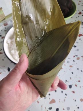 两片粽叶像图片那样折起来！