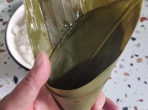 两片粽叶像图片那样折起来！