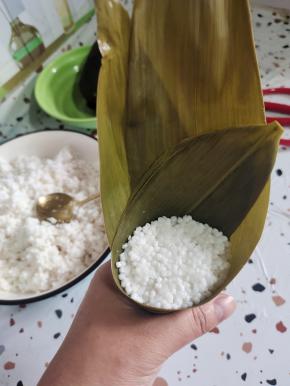 然后再盖上西米，按压紧实！西米的部分一定要链接起来！不然煮出来是散的！