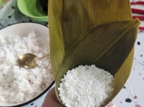 然后再盖上西米，按压紧实！西米的部分一定要链接起来！不然煮出来是散的！