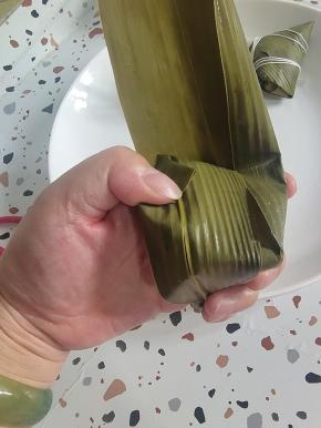 短的两片叶子向右→边折！