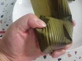 短的两片叶子向右→边折！