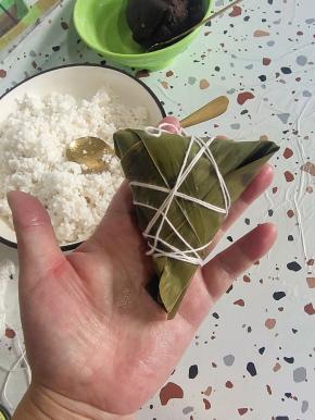 然后用棉线给他捆起来！！要保证捆好的粽子不会散掉就可以了！