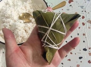 然后用棉线给他捆起来！！要保证捆好的粽子不会散掉就可以了！