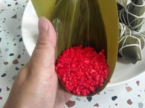 用同样的方法，包红色的西米粽！