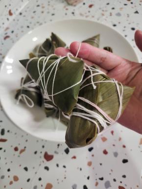 红色的西米粽两个两个的绑在一起。便于区分！