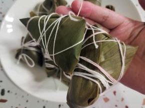 红色的西米粽两个两个的绑在一起。便于区分！