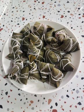 依次包好所有的西米粽！