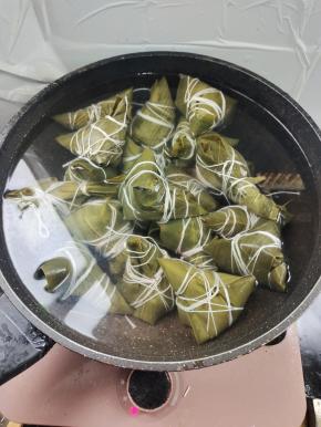 包好的西米粽放入锅中，加入适量的冷水！