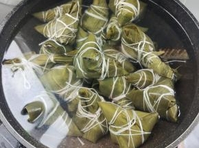 包好的西米粽放入锅中，加入适量的冷水！