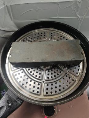 西米粽上放一个蒸蓖，再放一个重物压着。这样煮粽子的时候不会飘起来。容易散开！也受热均匀！