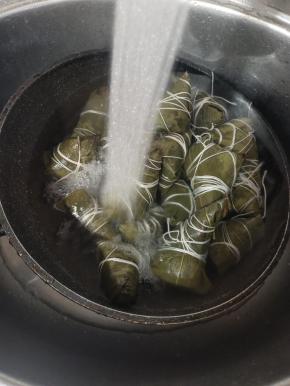 看一下煮好的粽子各个形状还是这样的坚挺，不会漏米！把它放入冷水中浸泡一下，会更加的Q弹！