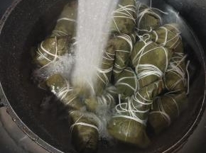 看一下煮好的粽子各个形状还是这样的坚挺，不会漏米！把它放入冷水中浸泡一下，会更加的Q弹！
