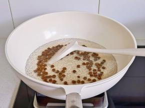 水开下珍珠，边搅拌煮5分钟。