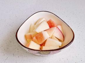 水蜜桃切小块。