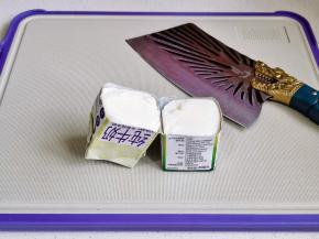 冻牛奶对半切开。