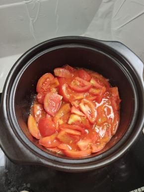 砂锅烧热倒入少许油，放入西红柿炒至软烂出汁儿！