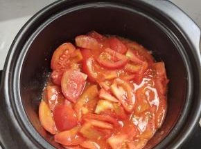 砂锅烧热倒入少许油，放入西红柿炒至软烂出汁儿！