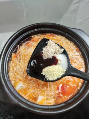 放入一勺盐，一勺胡椒粉，一勺鸡精，一勺蚝油调味！