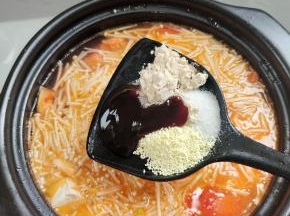 放入一勺盐，一勺胡椒粉，一勺鸡精，一勺蚝油调味！