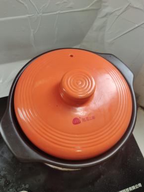 盖上盖子，转小火煮8分钟左右！