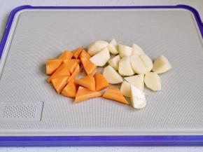 土豆胡萝卜滚刀切。