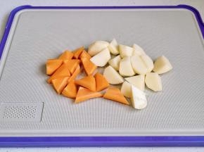 土豆胡萝卜滚刀切。