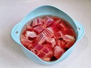 放入冷水中+盐泡30分钟，之后反复清洗。