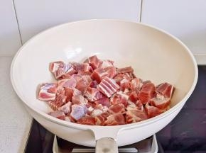 锅中不加油倒入牛肉。