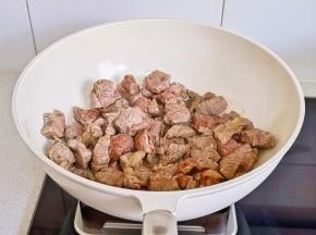 炒至变色将水倒出，炒至微黄盛出。