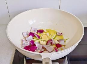 起油锅+葱姜蒜爆香。