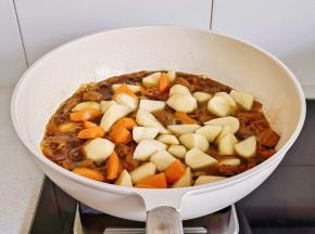 牛肉炖烂后+土豆胡萝卜炖10分钟。